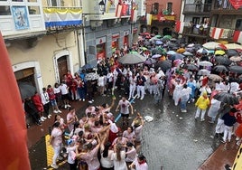 Celebración tras lanzar el cohete.