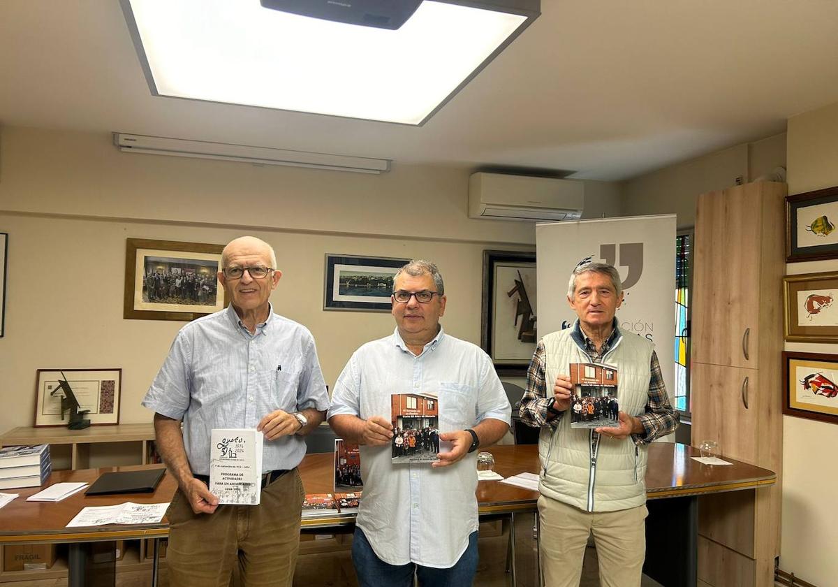 Pedro Manuel González, Santiago Sierra y Ramón Ruisoto, de la Asociación de Vecinos de Cueto, durante la presentación del libro en la sede de la Asociación de la Prensa de Cantabria.