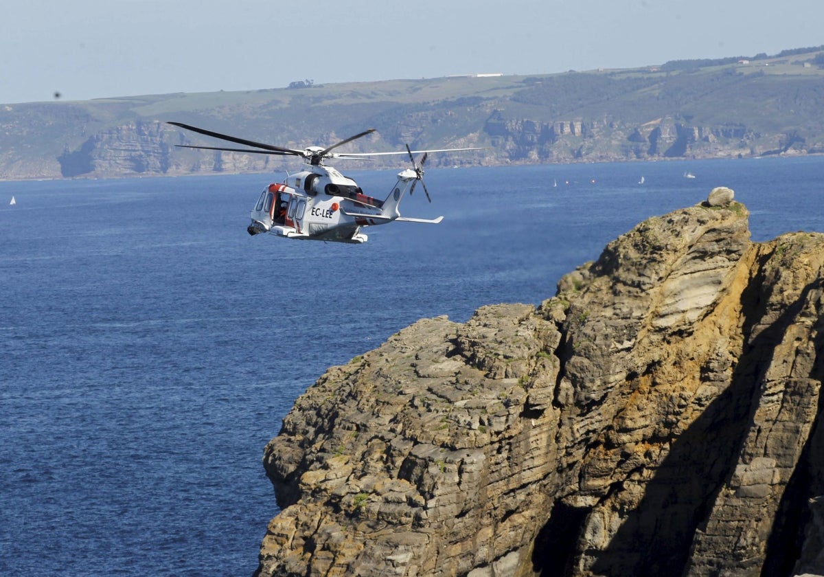 Un helicóptero de Emergencias sobrevuela la costa cántabra.