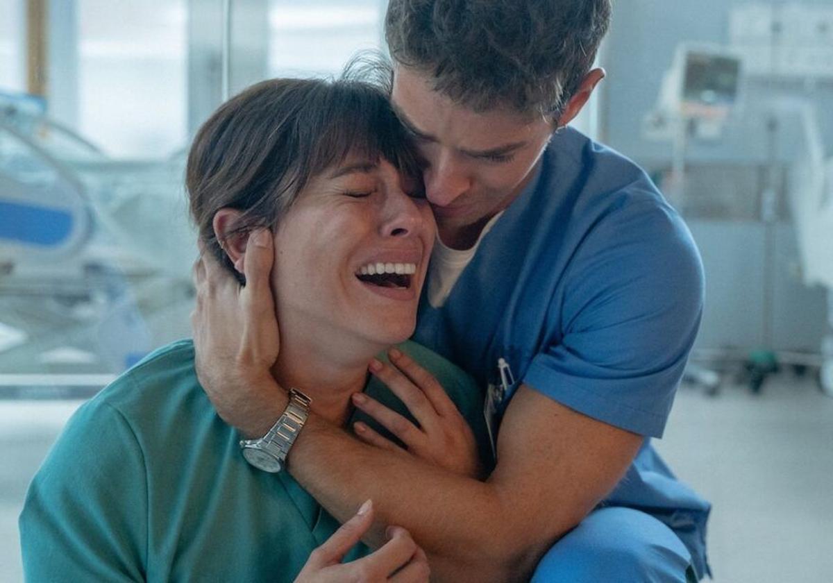 Blanca Suárez y Manu Ríos en la serie ambientada en un hospital.