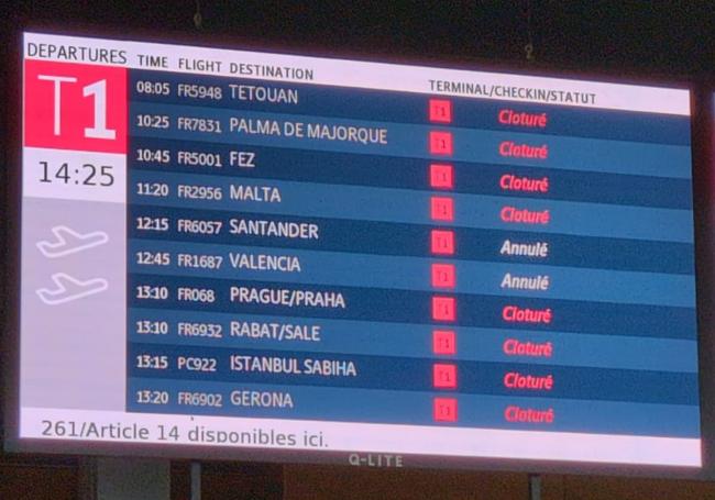 Pantalla en el aeropuerto de Charleroi donde se puede ver el vuelo a Santander cancelado.