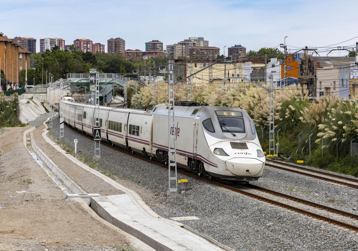 Un tren Alvia con destino a Madrid, circulando por Santander poco después de partir desde la estación.