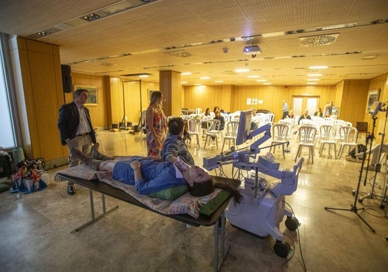 En una de las ponencias se lleva a cabo una ecografía laríngea para estudiar las cuerdas vocales.