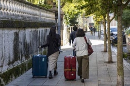 Dos turistas caminan por el centro de Santander.