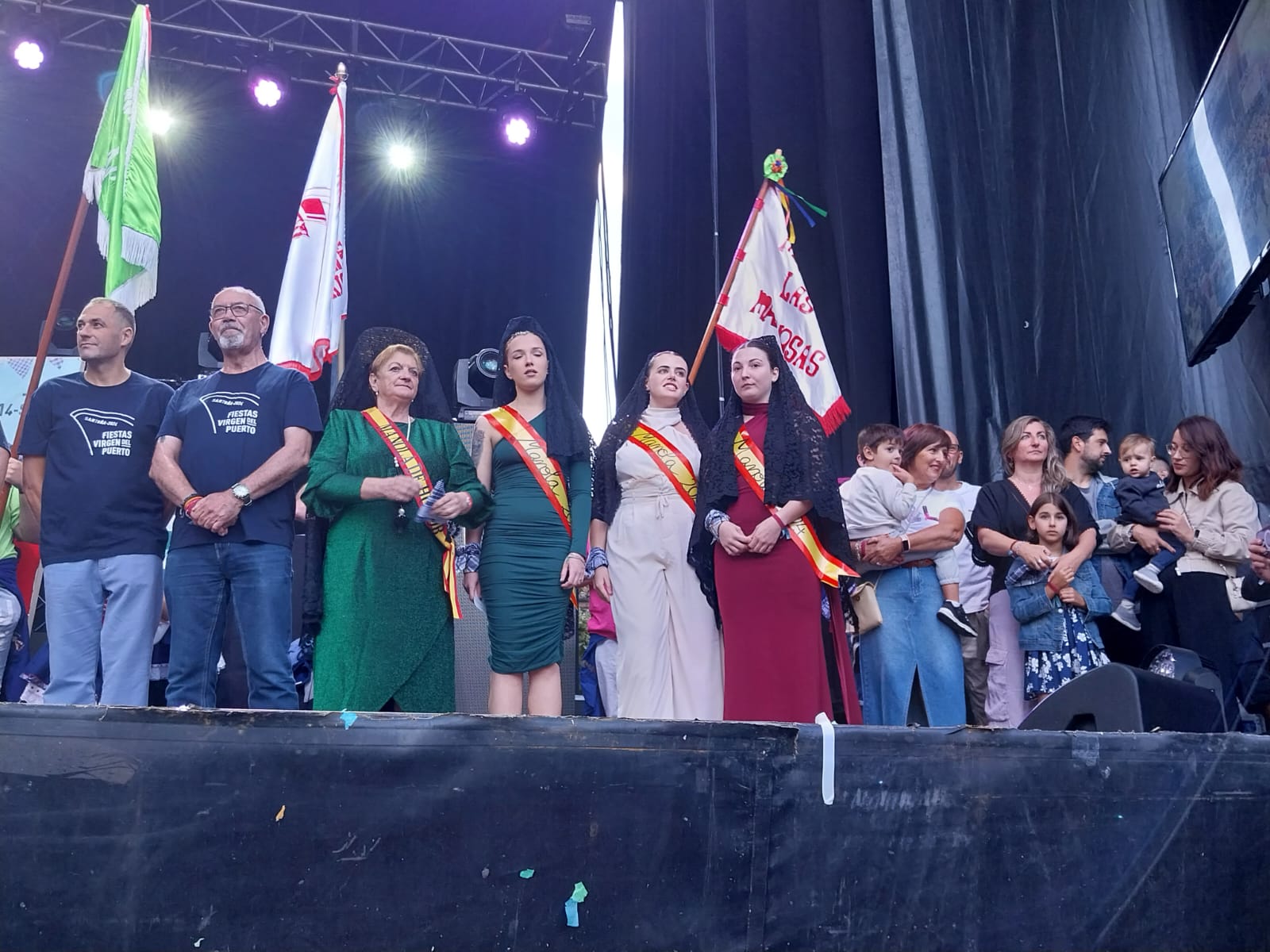 Tradicional saludo de las manolas desde el escenario en la plaza