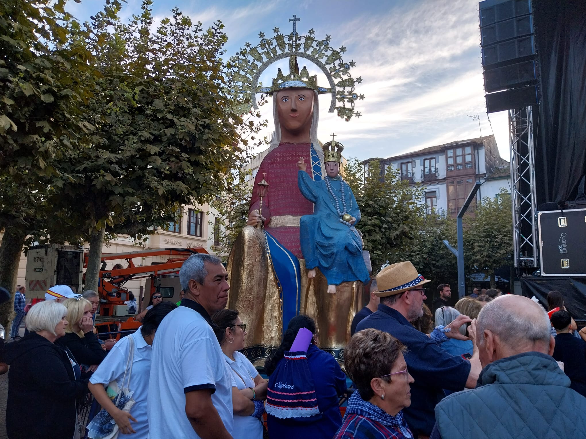 La imagen de la Virgen del Puerto presidió el multitudinario pregón y fue la primera en lucir el pañuelo marinero