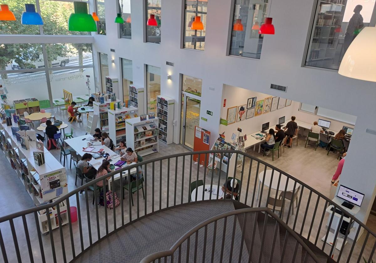 El espacio central de la biblioteca acoge la celebración del 25 aniversario de 'Encuentados de Oírte'.