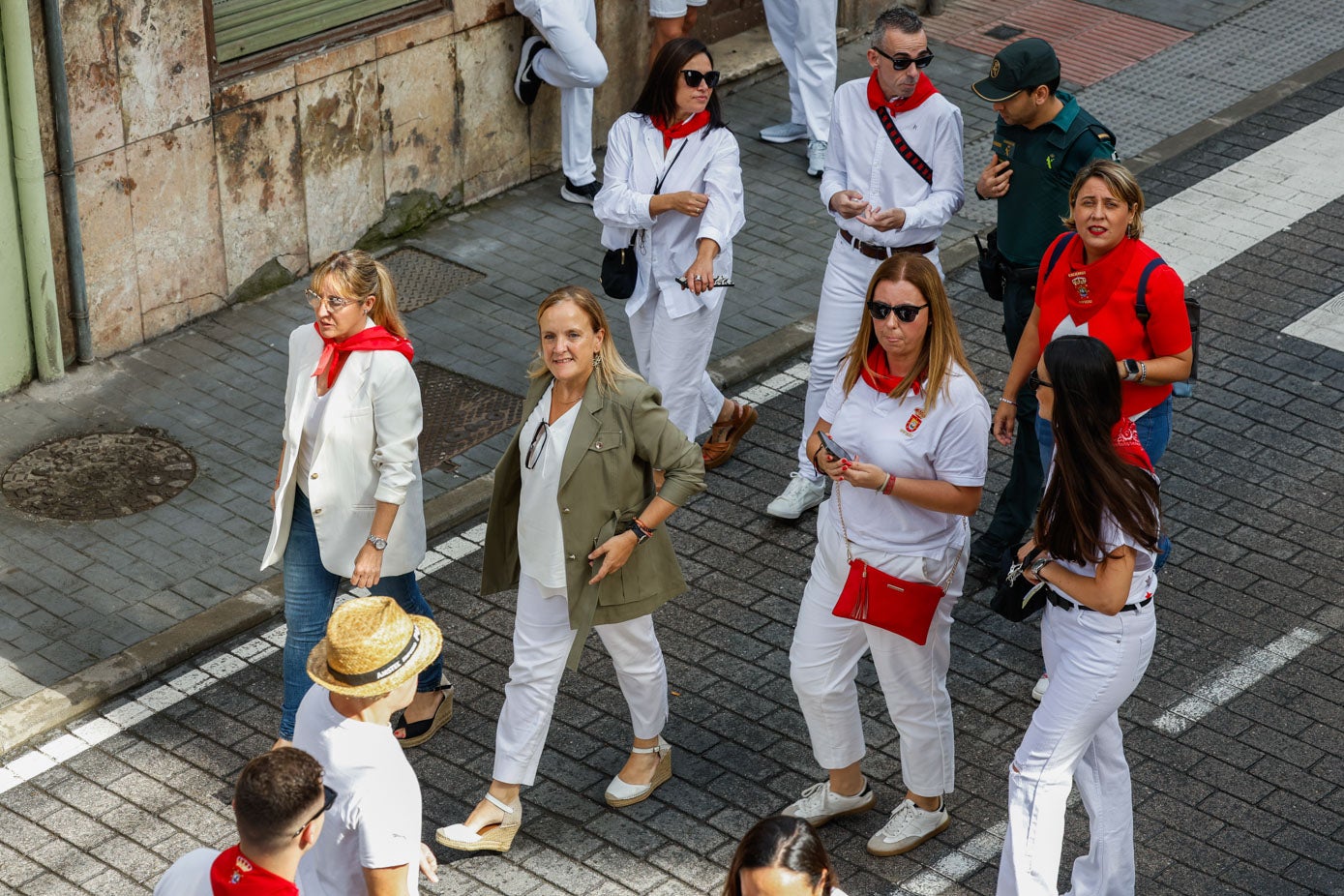 La delegada del Gobierno en Cantabria, Eugenia Gómez de Diego, y la consejera de Presidencia, Isabel Urrutia, también han disfrutado del primer encierro de las fiestas. 