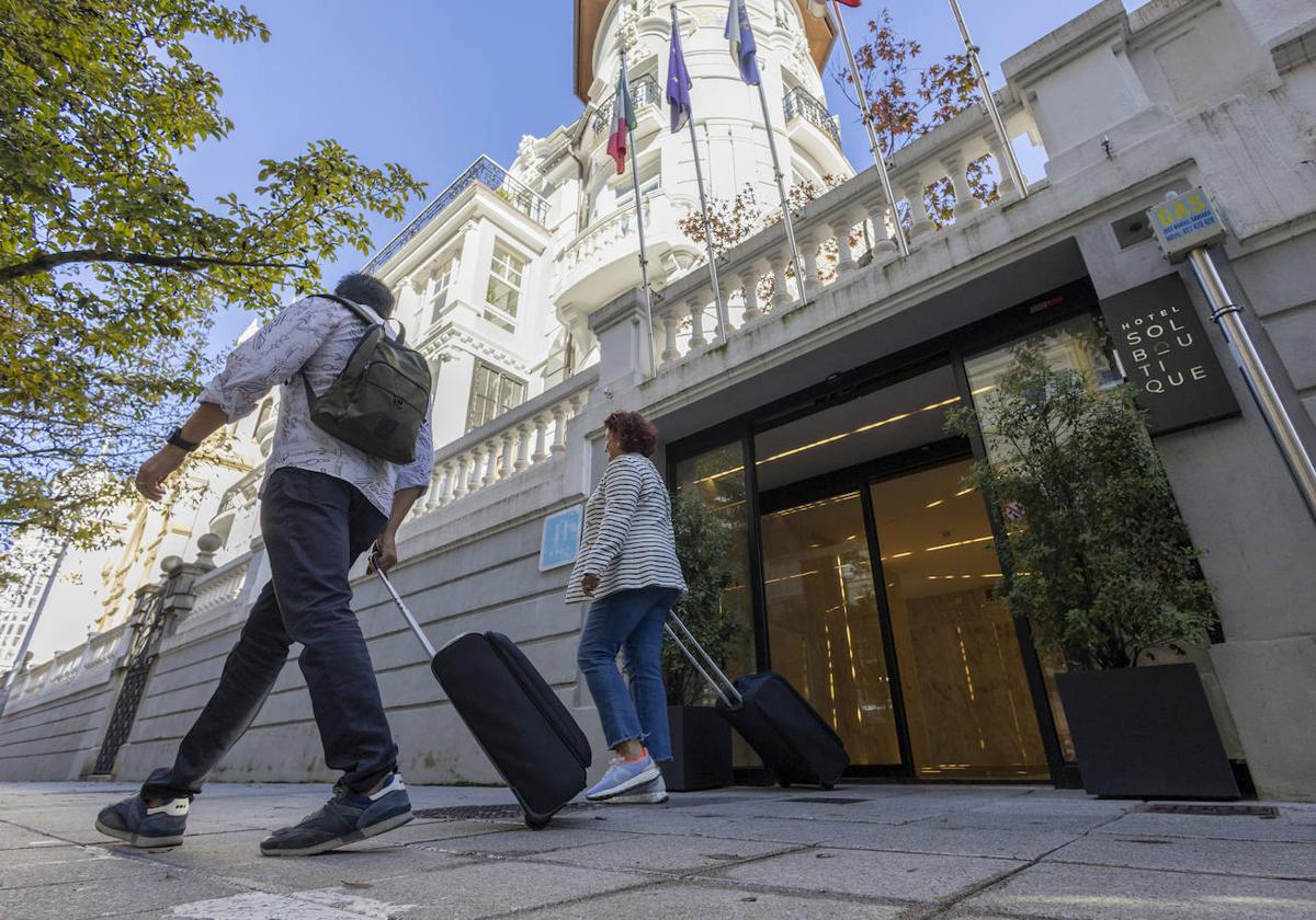 Dos turistas salen del Hotel Sol Boutique, ubicado en la calle Del Sol, en Santander, uno de los negocios abiertos en los últimos años.