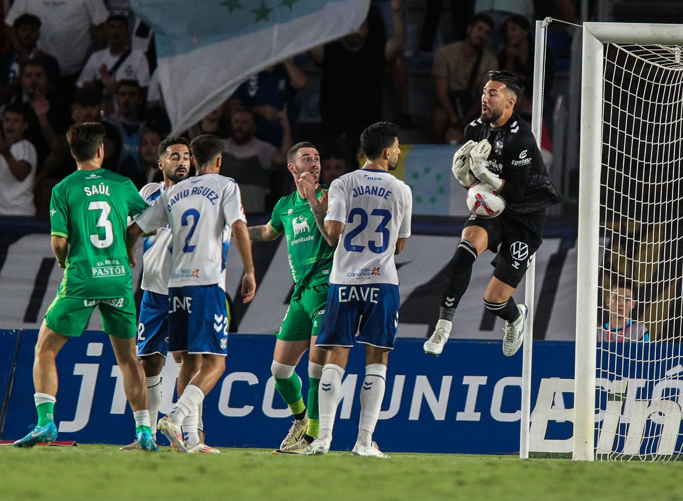 Salvi atrapa el balón en uno de los numerosos ataques del Racing.