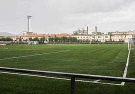 Acaban de concluir las obras de renovación del césped artificial del campo del Óscar Freire.