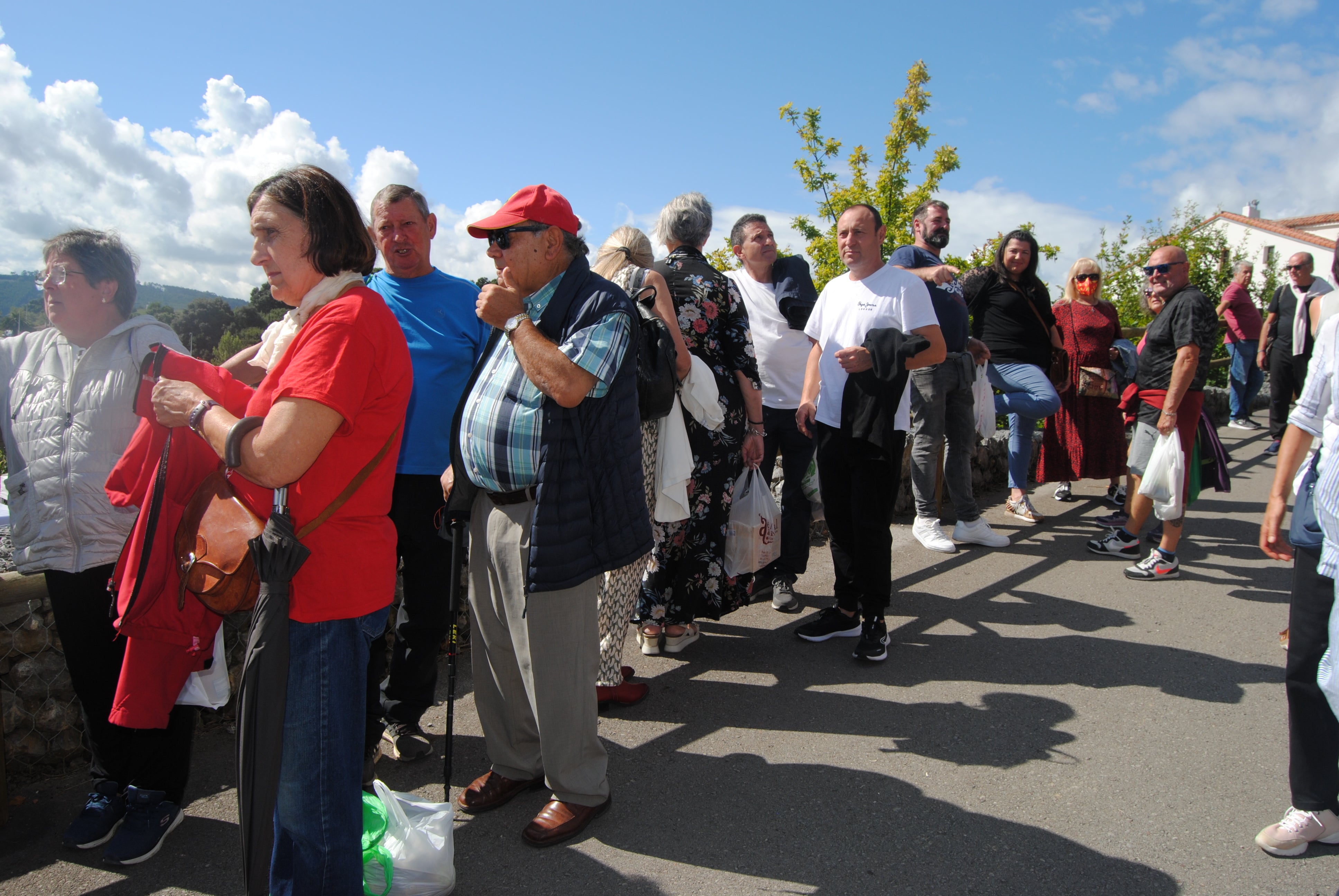 Gente guardando cola para las visitas guiadas organizadas. 