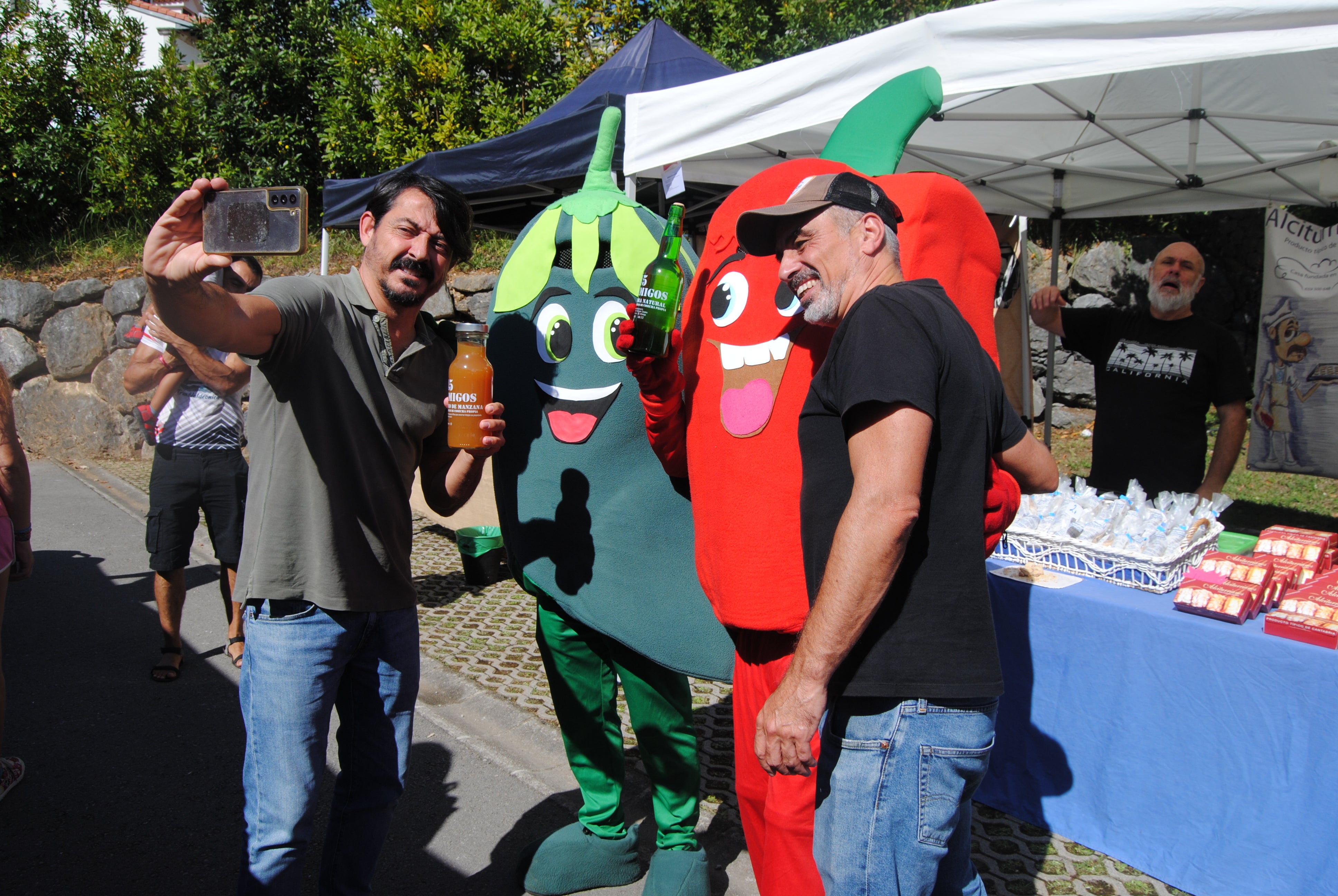 El público aprovechó para hacerse fotos con las mascotas de la feria. 