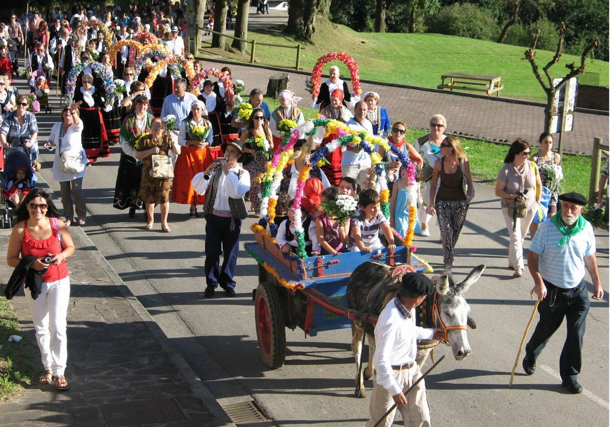 Acceso al Santuario de la Virgen de Valencia con flores y trajes regionales.