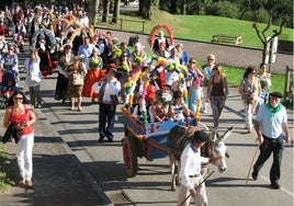 Acceso al Santuario de la Virgen de Valencia con flores y trajes regionales.