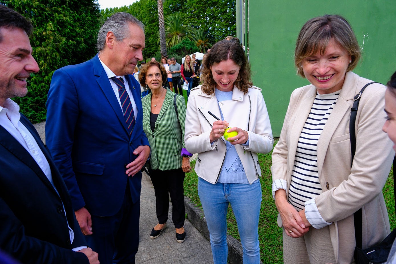 Bucsa firmó decenas de pelotas de tenis.