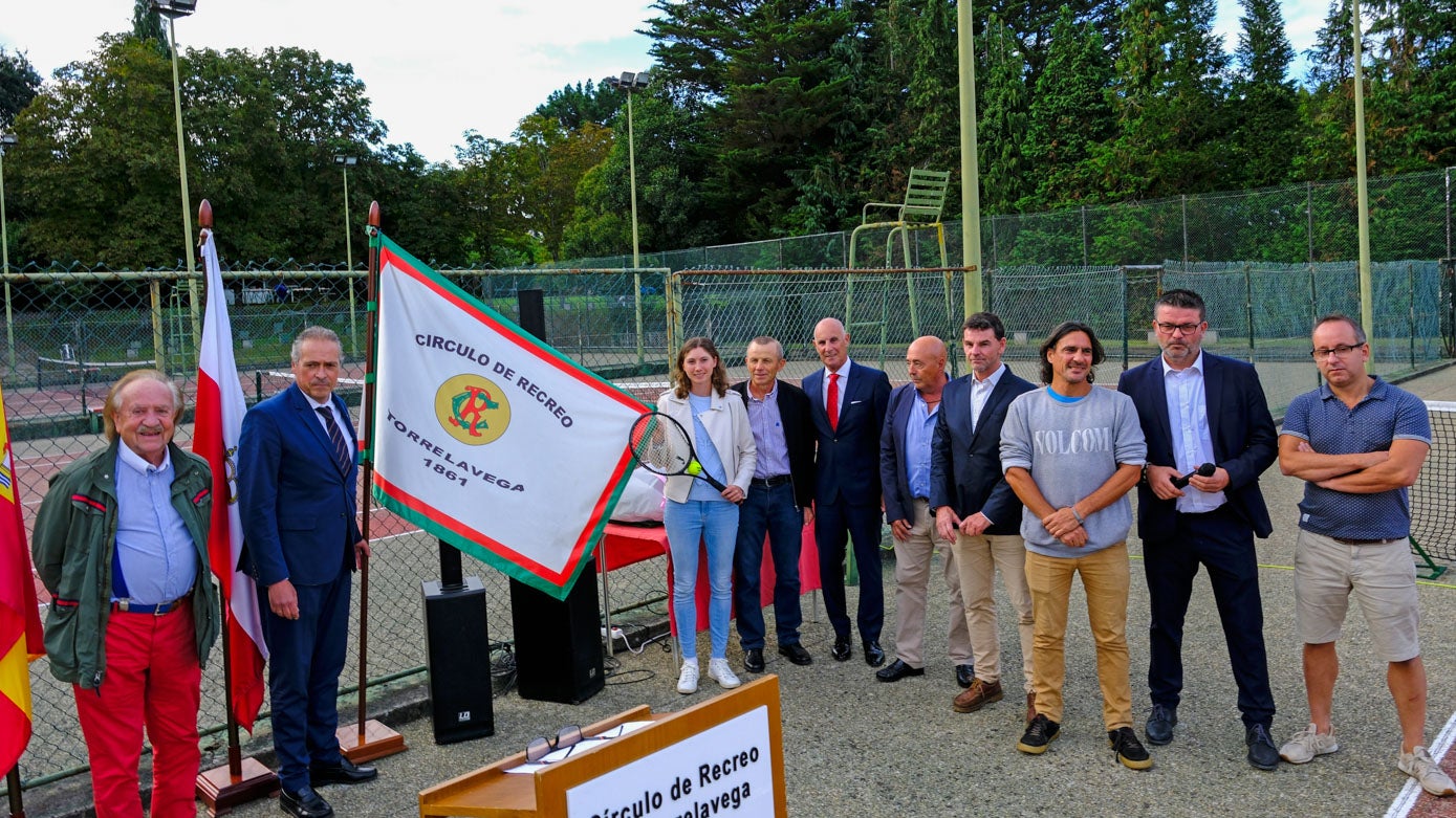 Junto a la directiva en las pistas en las que se formó.