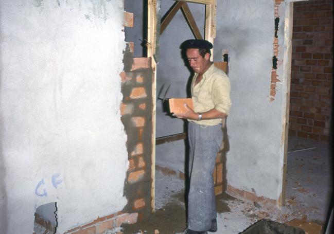 Uno de los albañiles que trabajó en la construcción del ambulatorio de Cueto.