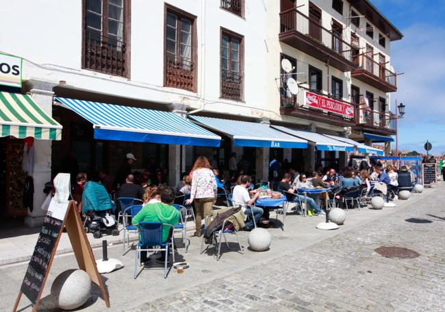 Uno de los bares de la villa marinera, lleno de gente.