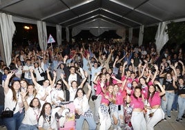 Las peñas llenaron la carpa de la Plaza Mayor del Fuero.