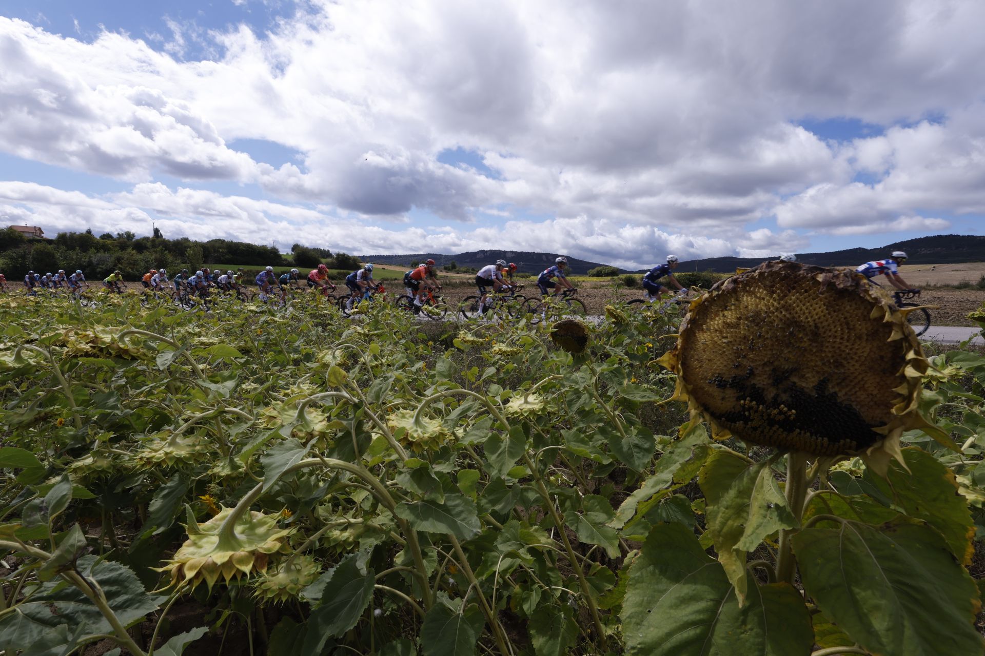 Las impresionantes imágenes de una etapa que ha entrado y salido de Cantabria