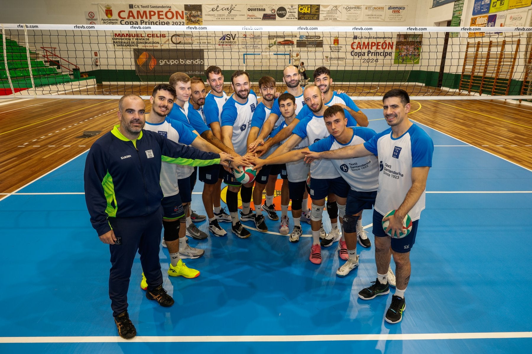 La plantilla del Textil Santanderina para esta temporada posa en el Matilde de la Torre.