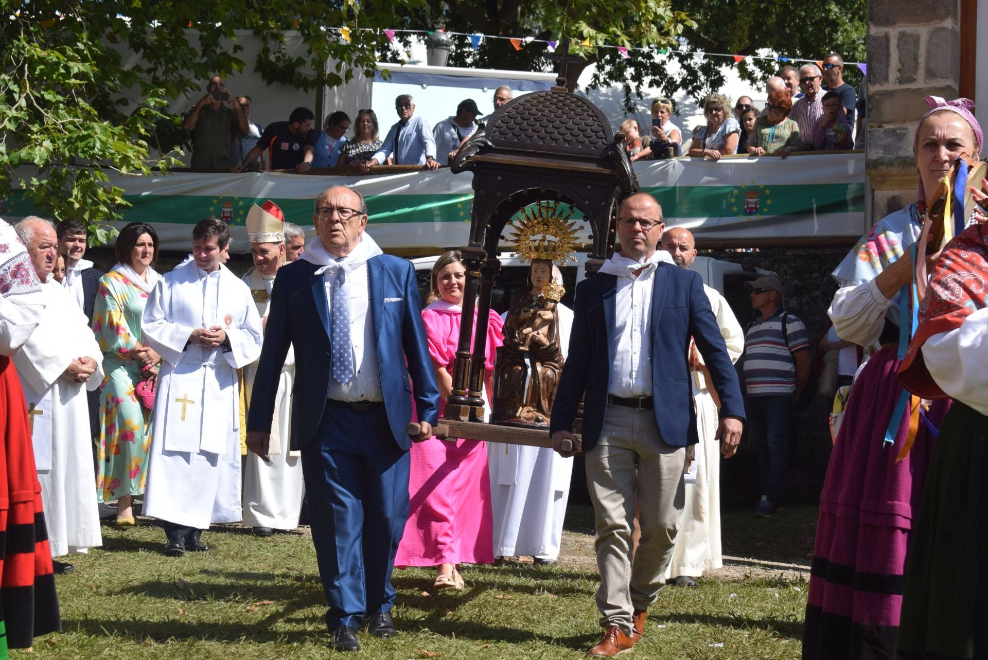 Los fieles llevando en andas a la Virgen de Valencia