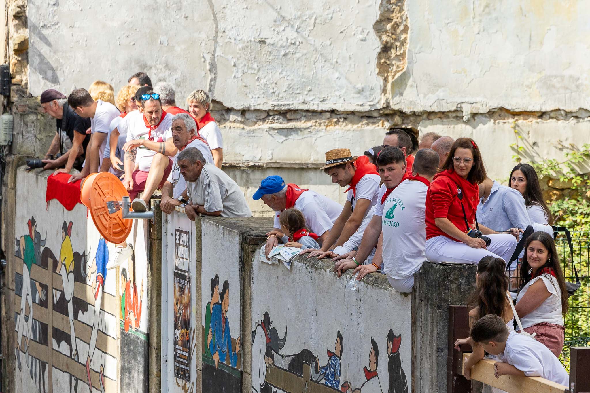 Muros y vallas, otra vez llenos en el tercer y último encierro de las fiestas.