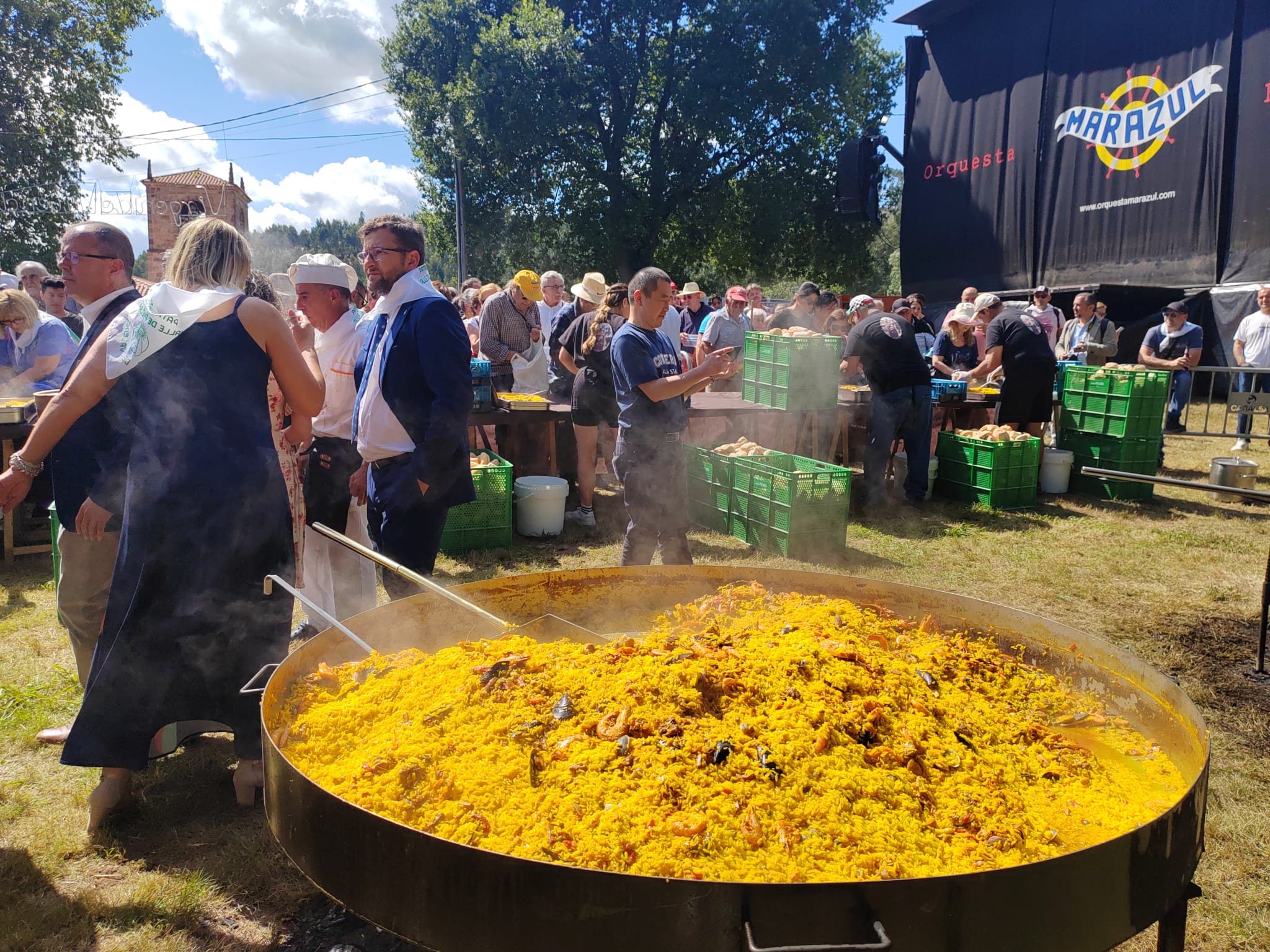 Desde primera hora, los cocineros estuvieron preparando la paella para el reparto de las miles de raciones de la comida popular.