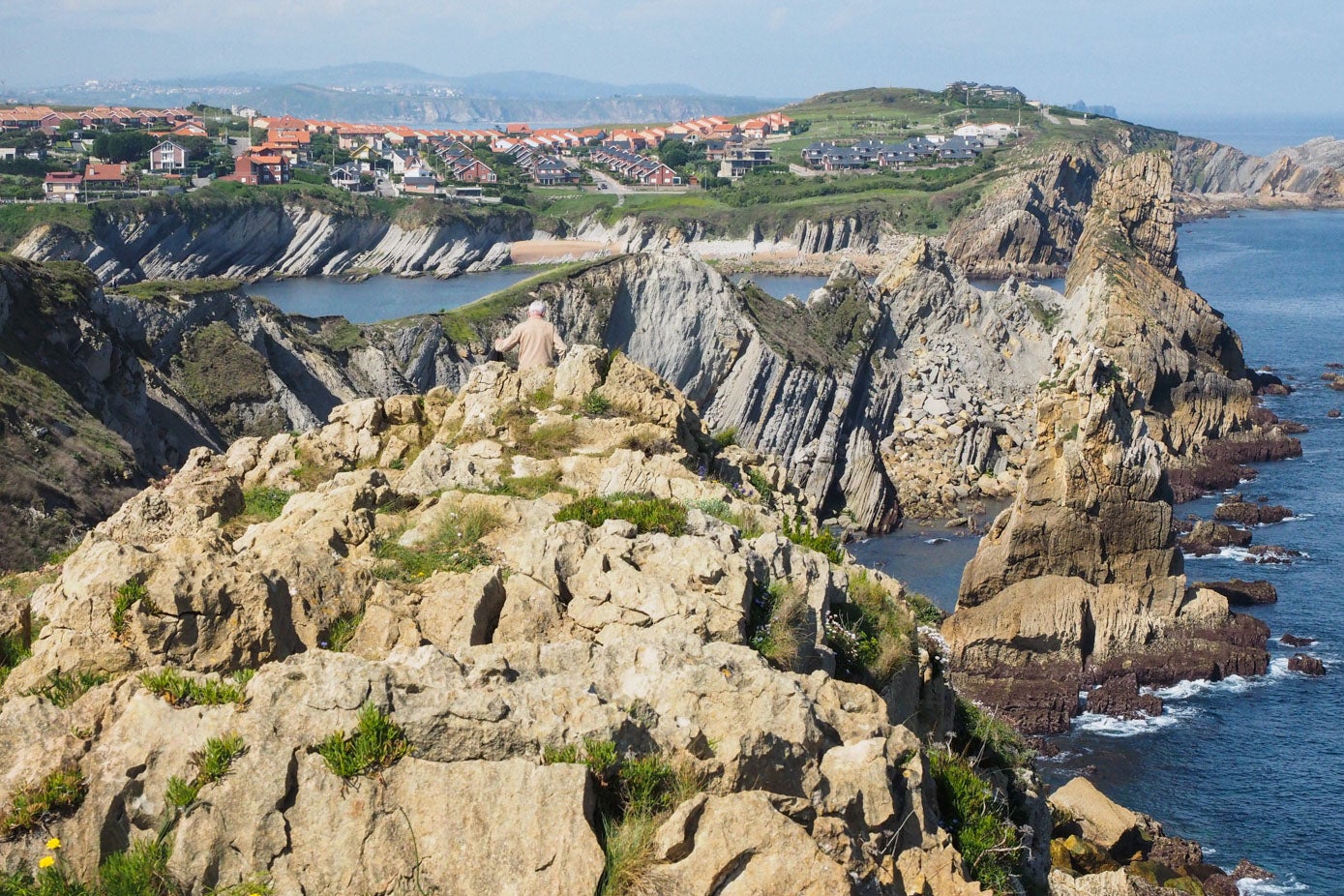 Costa Quebrada con La Arnía y Covachos al fondo