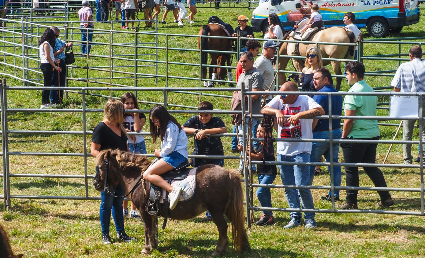 Los más pequeños pudieron disfrutar de un paseo en pony.