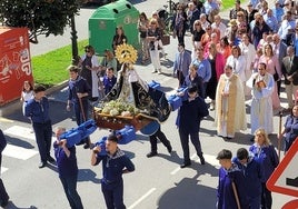 Procesión con la imagen de la Virgen de la Barquera.