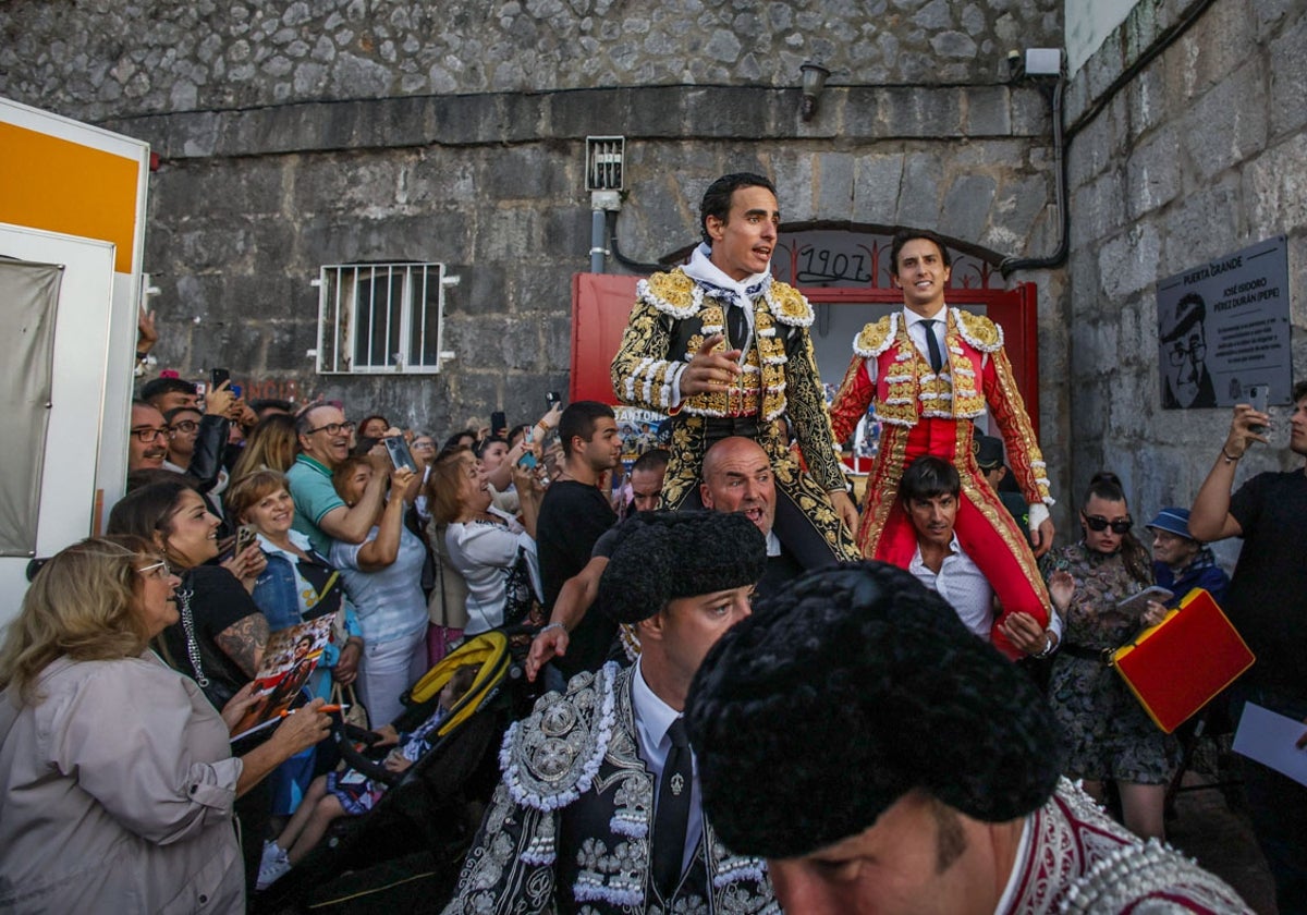 Galdós y Roca Rey salen a hombros tras triunfar en Santoña.