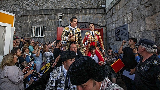 Roca Rey conquista Santoña y sale a hombros tras cortar tres orejas