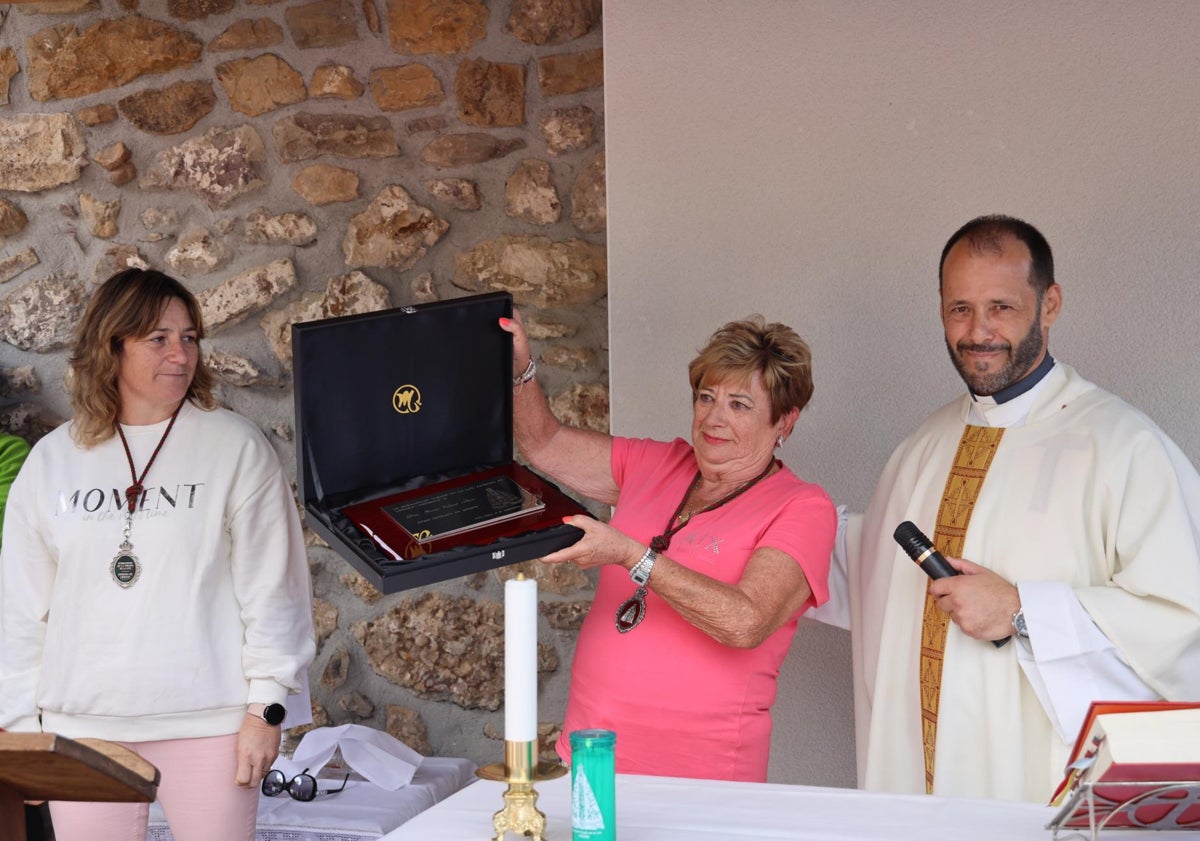 Imagen principal - Socorro Velarde recibe la distinción de Cofrade de Honor, procesión con la imagen en andas de la Virgen de la Luz alrededor del santuario, y tiro de cuerda en la bolera