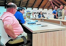 Los socialistas se ausentan durante el turno concedido al público.