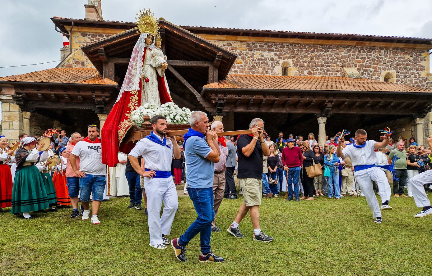 La imagen de la virgen de la Caridad en el exterior del templo.