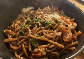 Fideos orientales con pollo.