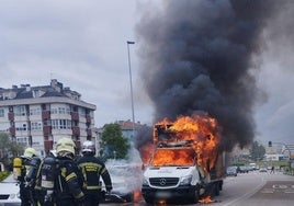 El camión de Panusa quedó totalmente calcinado.