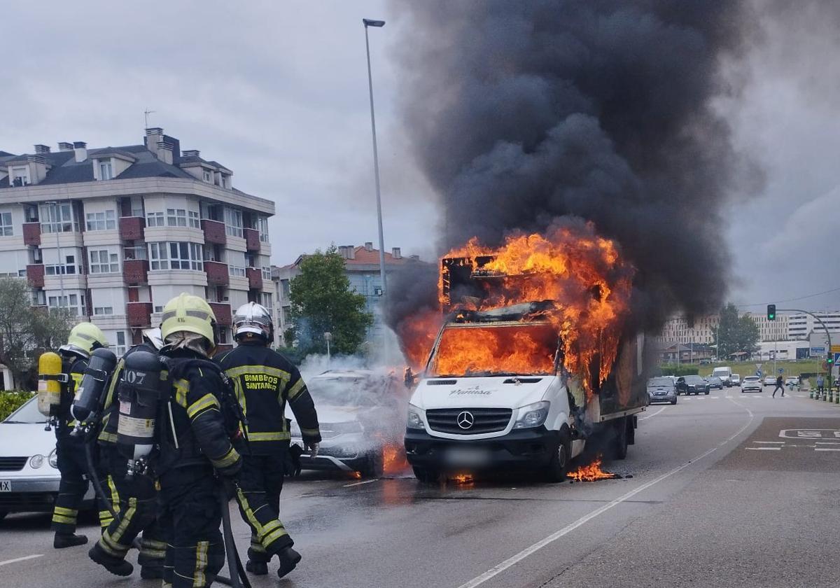 El camión de Panusa quedó totalmente calcinado.