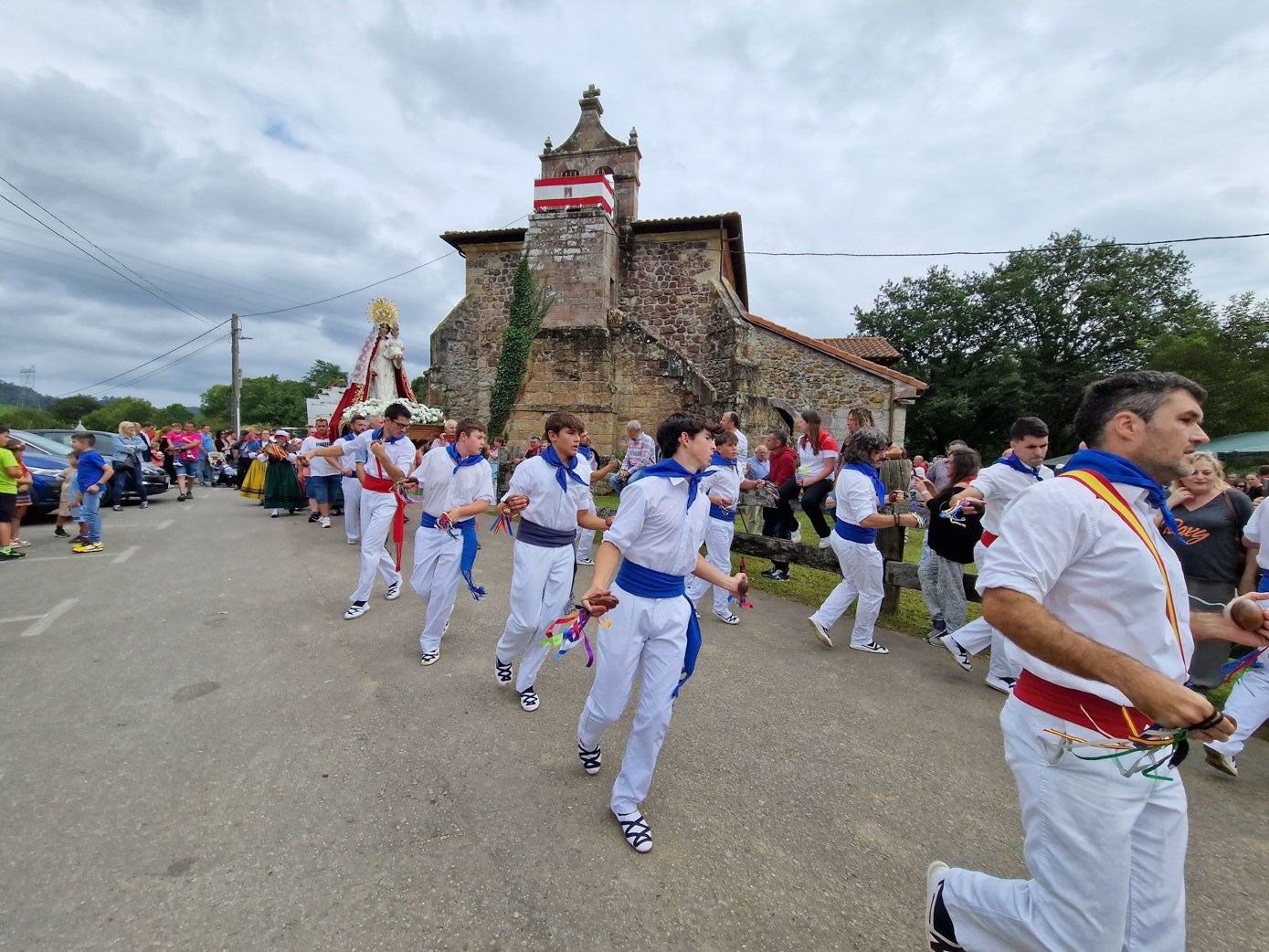 Los danzantes bailan la danza de las Lanzas de Ruiloba. 