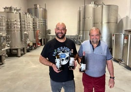 Guillermo Lucio, junto a su padre Bernardo, en la bodega que dirige junto a su hermano Gustavo.