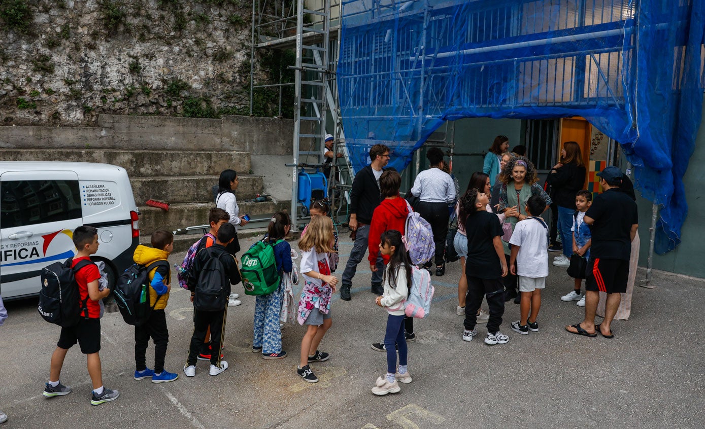 Los alumnos esperan su turno de entrada en el CEIP Antonio Mendoza, en el centro de Santander. 