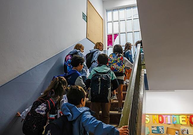 Un grupo de alumnos del colegio Cisneros, camino a sus clases, este lunes.