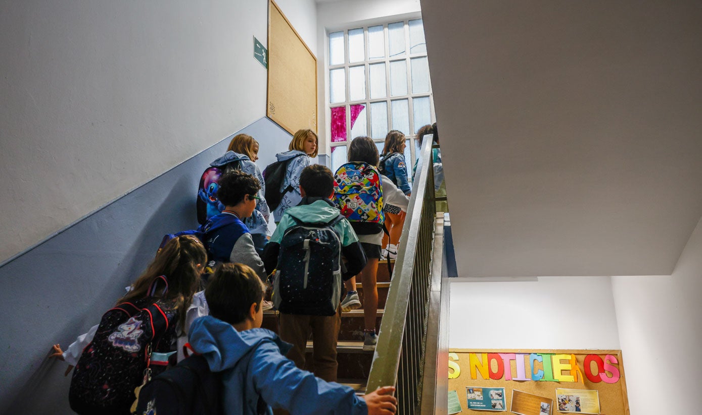 Subiendo las escaleras de camino a las aulas en el CEIP Cisneros de Santander. 