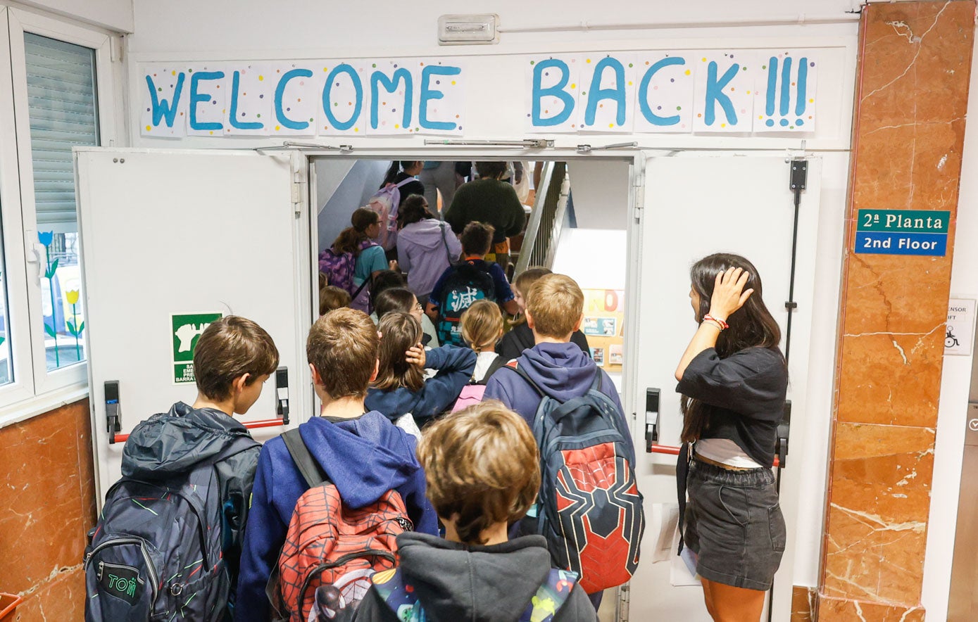 Carteles dando la bienvenida a los escolares de Infantil y Primaria en el CEIP Cisneros (Santander). 