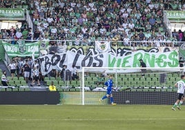 Protesta contra los horarios durante el partido ante el Eibar.