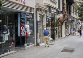 Varios clientes acceden a comercios de la calle Juan de Herrera, en Santander.