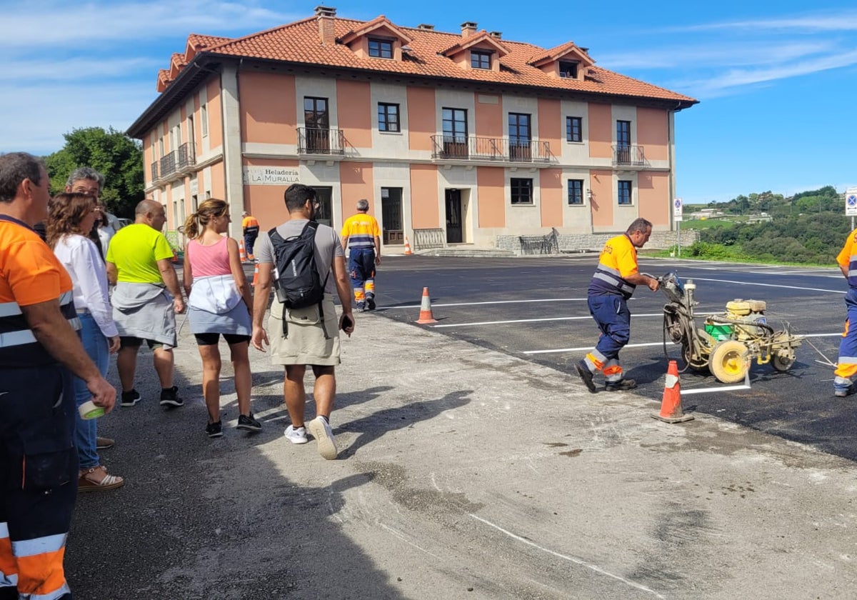 Los trabajos de asfaltado finalizaron en el aparcamiento situado junto al Ayuntamiento.