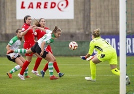 Racing y Osasuna midieron sus fuerzas este miércoles en el Campo de La Planchada.